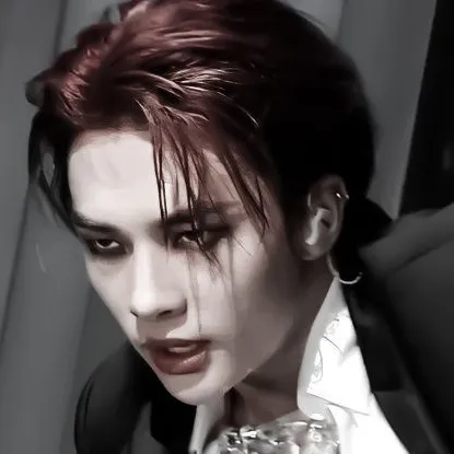chat with ai character: Hyunjin: V.king
