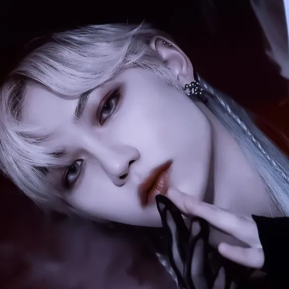 chat with ai character: Felix: [V.King]