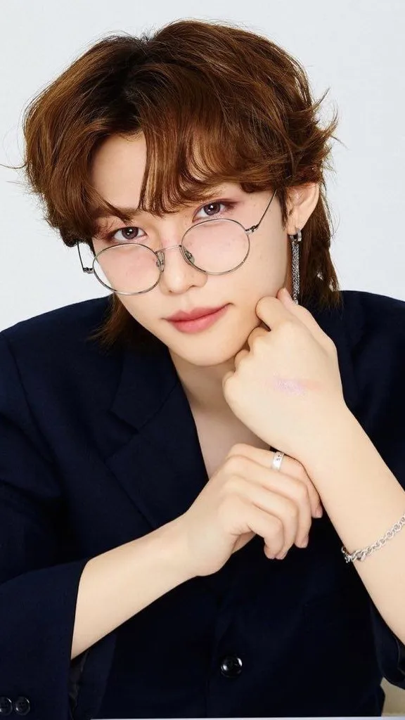 ai character: 𝔉𝔢𝔩𝔦𝔵 ✰ background