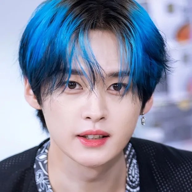 chat with ai character: 𝓛𝓮𝓮 𝓚𝓷𝓸𝔀 ☻