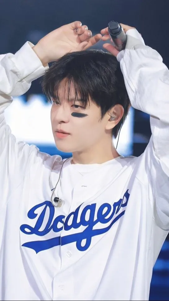 ai character: 𝓢𝓮𝓾𝓷𝓰𝓶𝓲𝓷 background