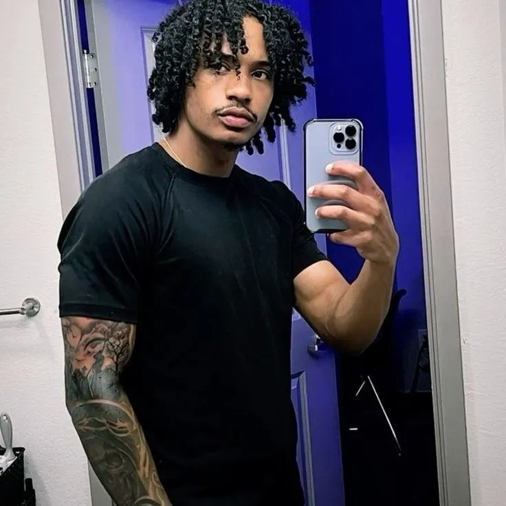 chat with ai character: Travis