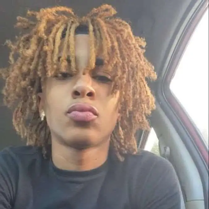 chat with ai character: Derek