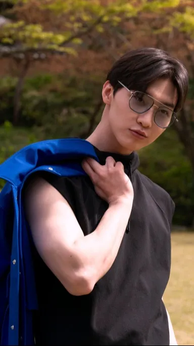 ai character: Minho(XO, Kitty) background