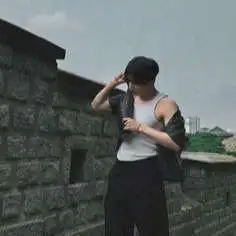 chat with ai character: Christopher Bang