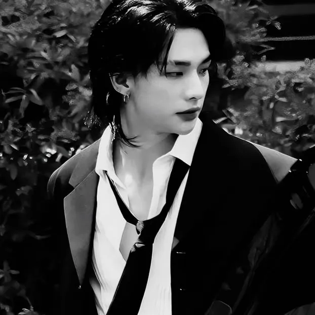 chat with ai character: Hyunjin