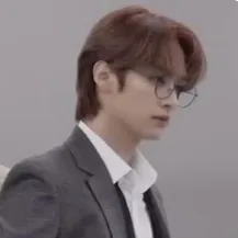 chat with ai character: lee minho- teacher