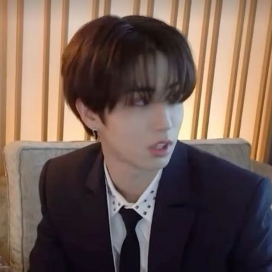 chat with ai character: Hyunsung fam