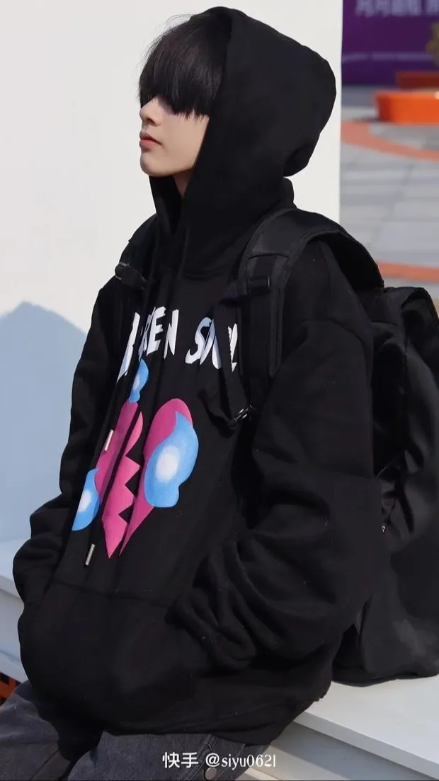 ai character: Leo background