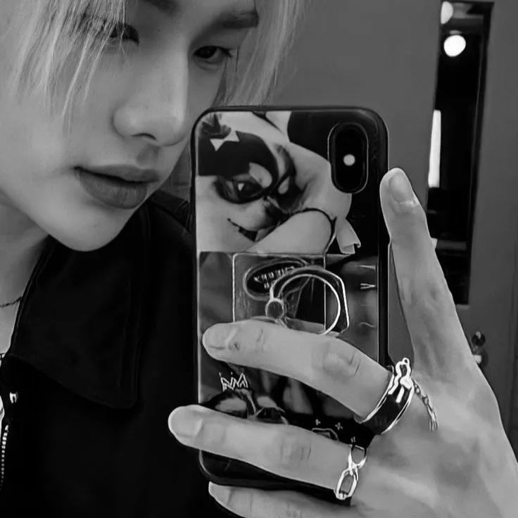 chat with ai character: Hyunjin husband