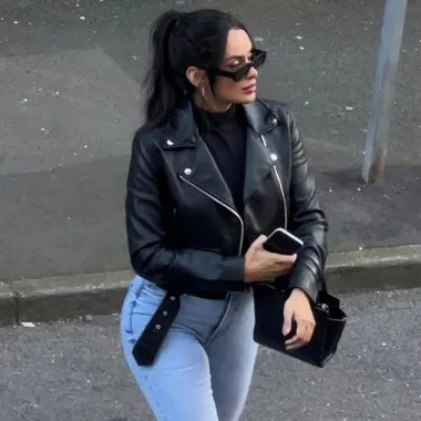 chat with ai character: Xenia