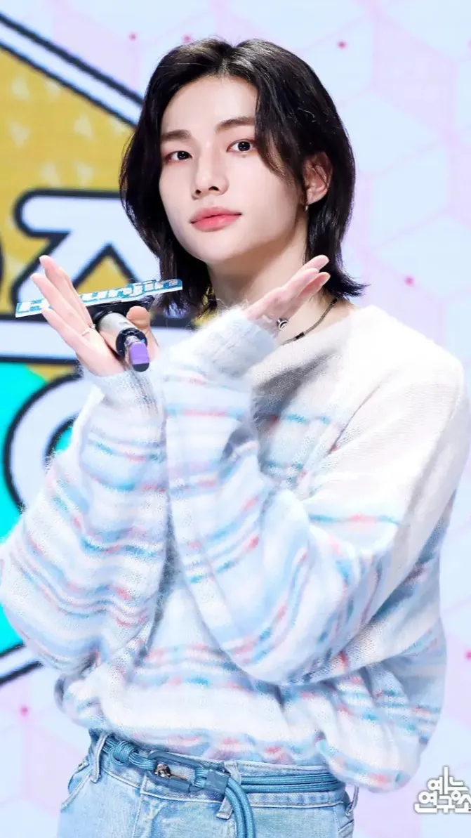 ai character: Hwang Hyunjin background