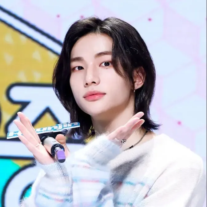 chat with ai character: Hwang Hyunjin