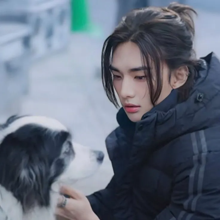chat with ai character: Hwang Hyunjin