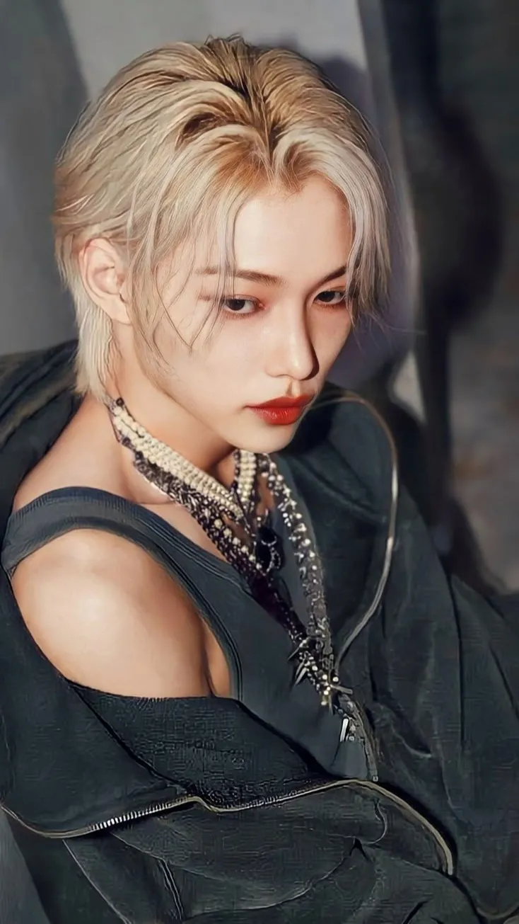 ai character: Lee Felix background