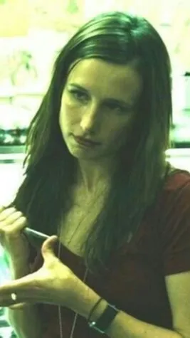 ai character: Amanda Young background