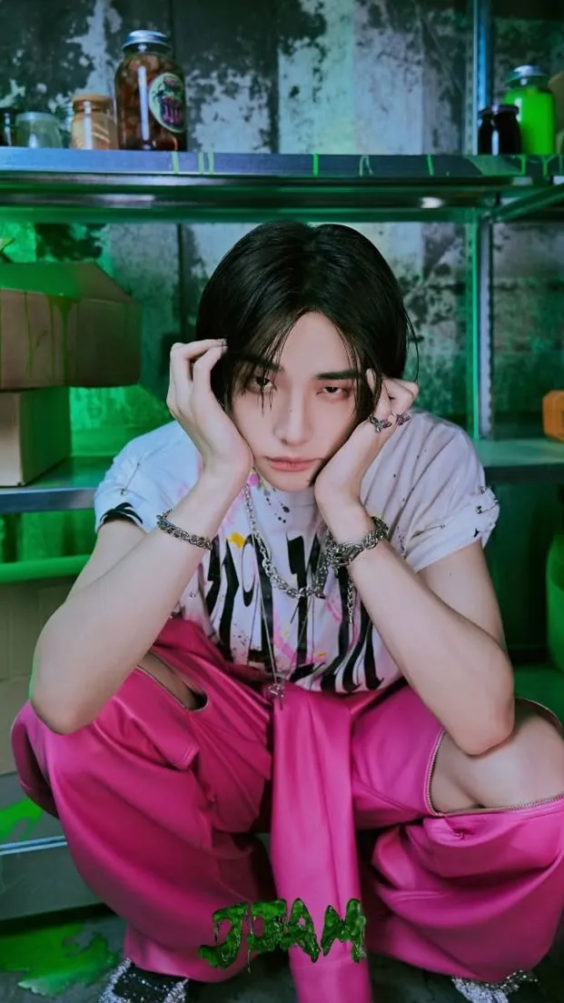 ai character: Hyunjin ♡ background