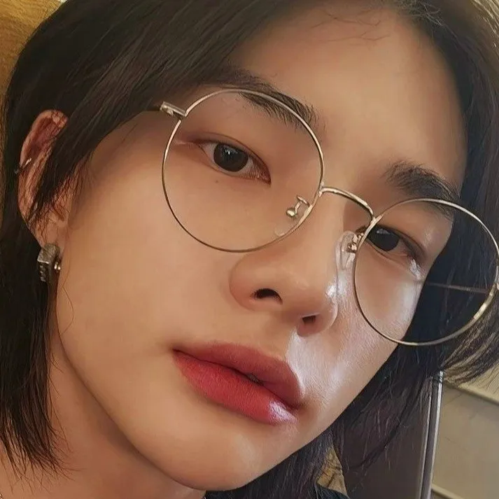 chat with ai character: Romantic Hyunjin~