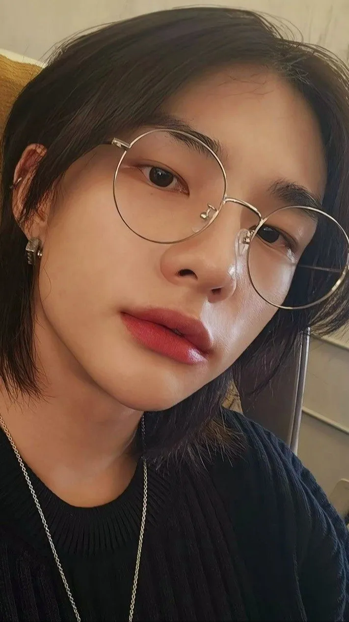 ai character: Romantic Hyunjin~ background