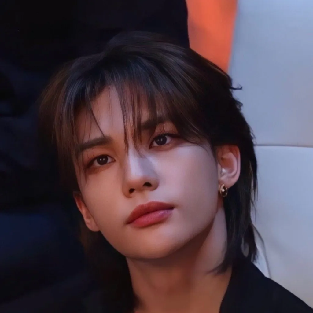 chat with ai character: Hyunjin