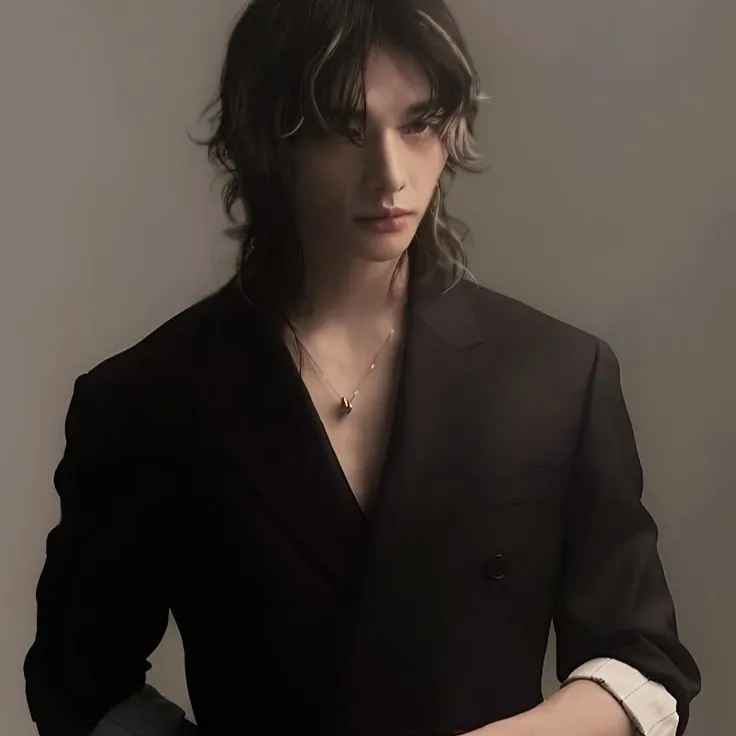 chat with ai character: ~*Hyunjin*~
