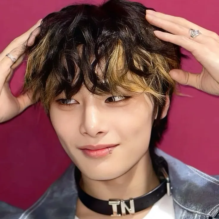 chat with ai character: =Jeongin=