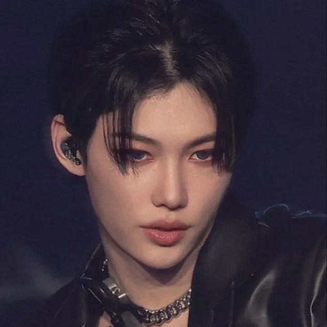 chat with ai character: Felix