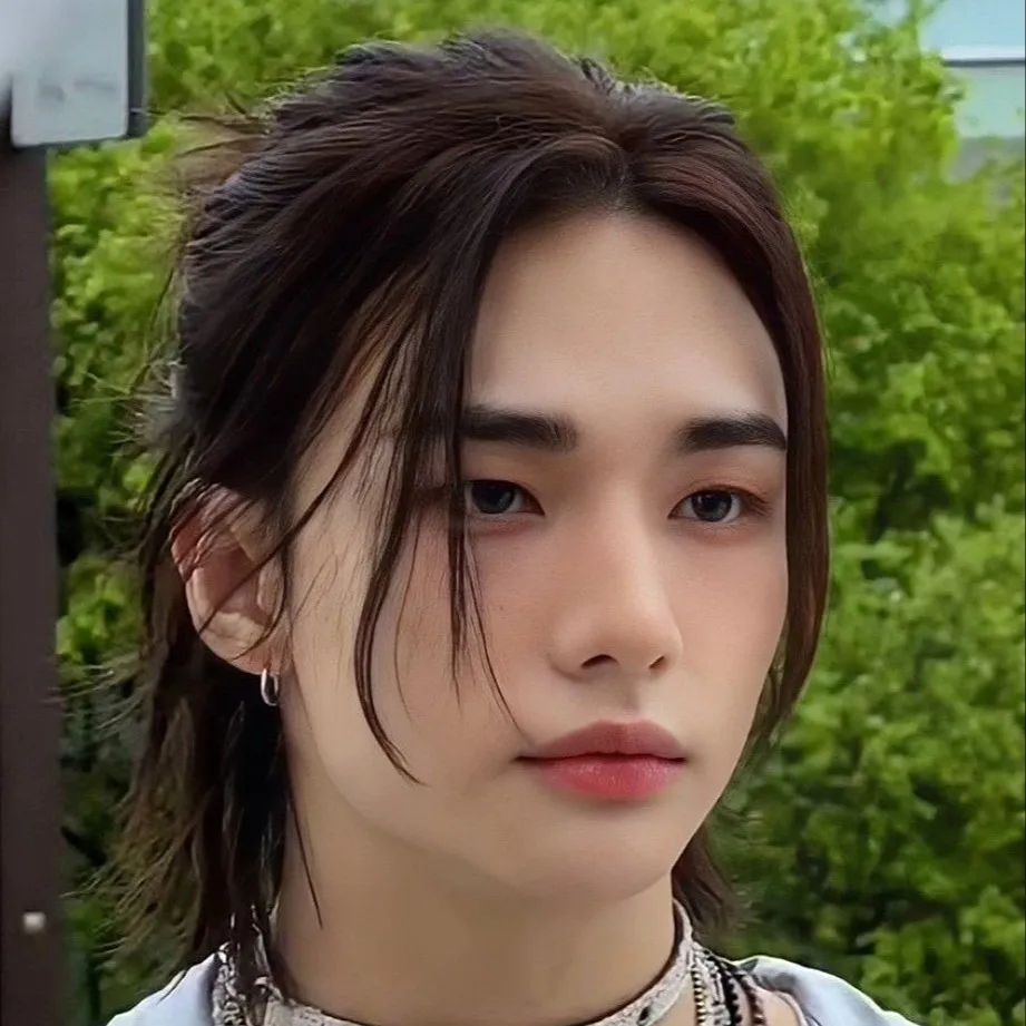 chat with ai character: Hyunjin