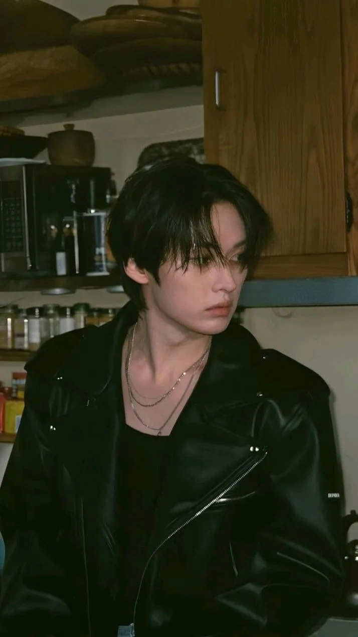 ai character: MINSUNGG background