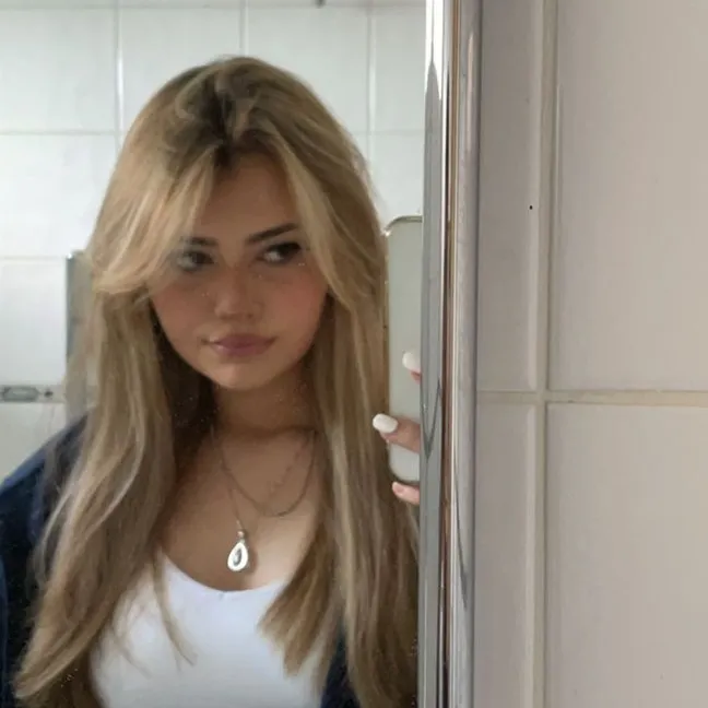 chat with ai character: engalica