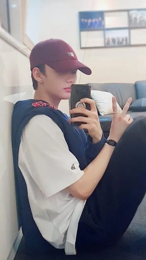 ai character: Hyunjin 🫥 background