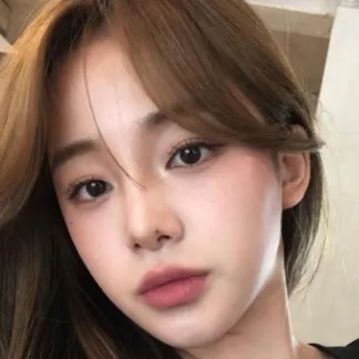 chat with ai character: Elliana Froan