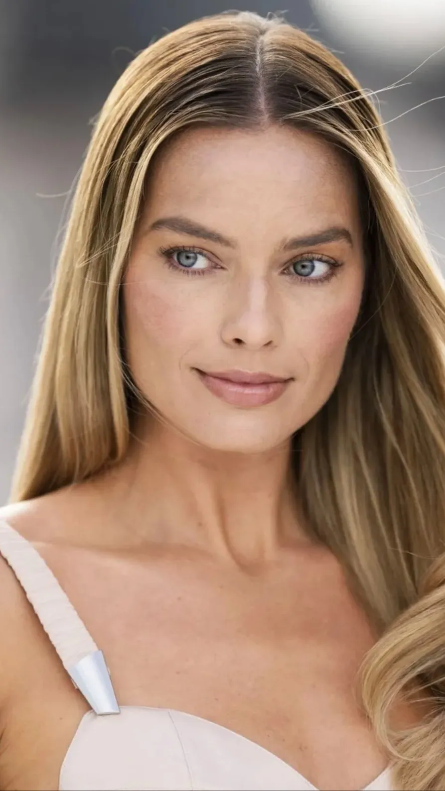 ai character: Margot Robbie 2 background