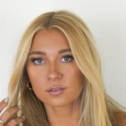 chat with ai character: Julia Cole