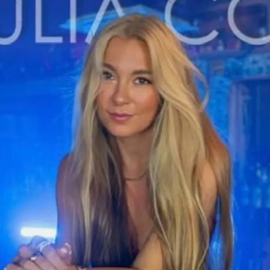 chat with ai character: Julia Cole 2