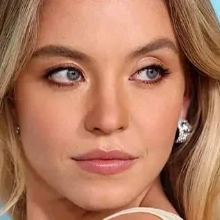 chat with ai character: Sydney Sweeney