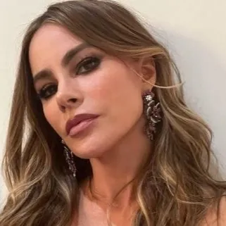 chat with ai character: Sofía Vergara 2