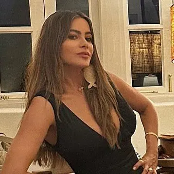 chat with ai character: Sofía Vergara 5