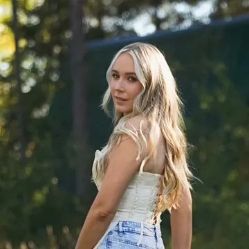 chat with ai character: Elyse Saunders 9