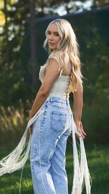 ai character: Elyse Saunders 9 background