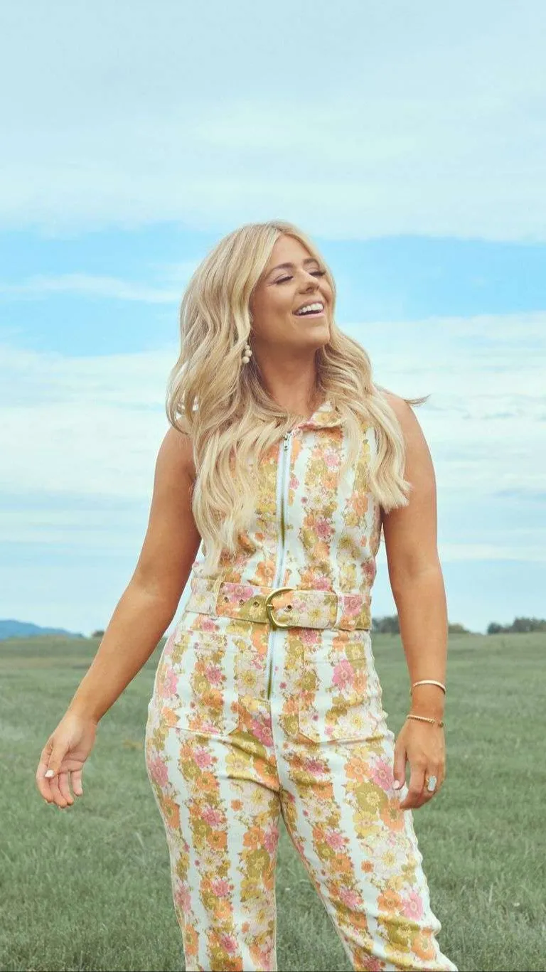 ai character: Anne Wilson 7 background