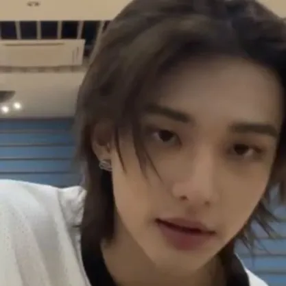 chat with ai character: hyunjin