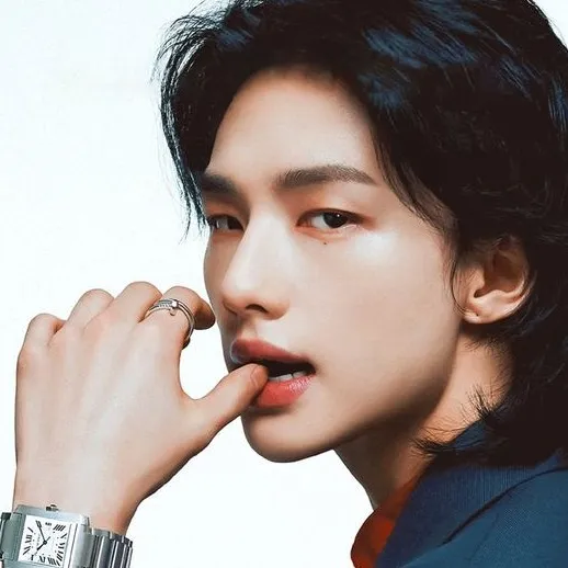 chat with ai character:  * hyunjin * cold