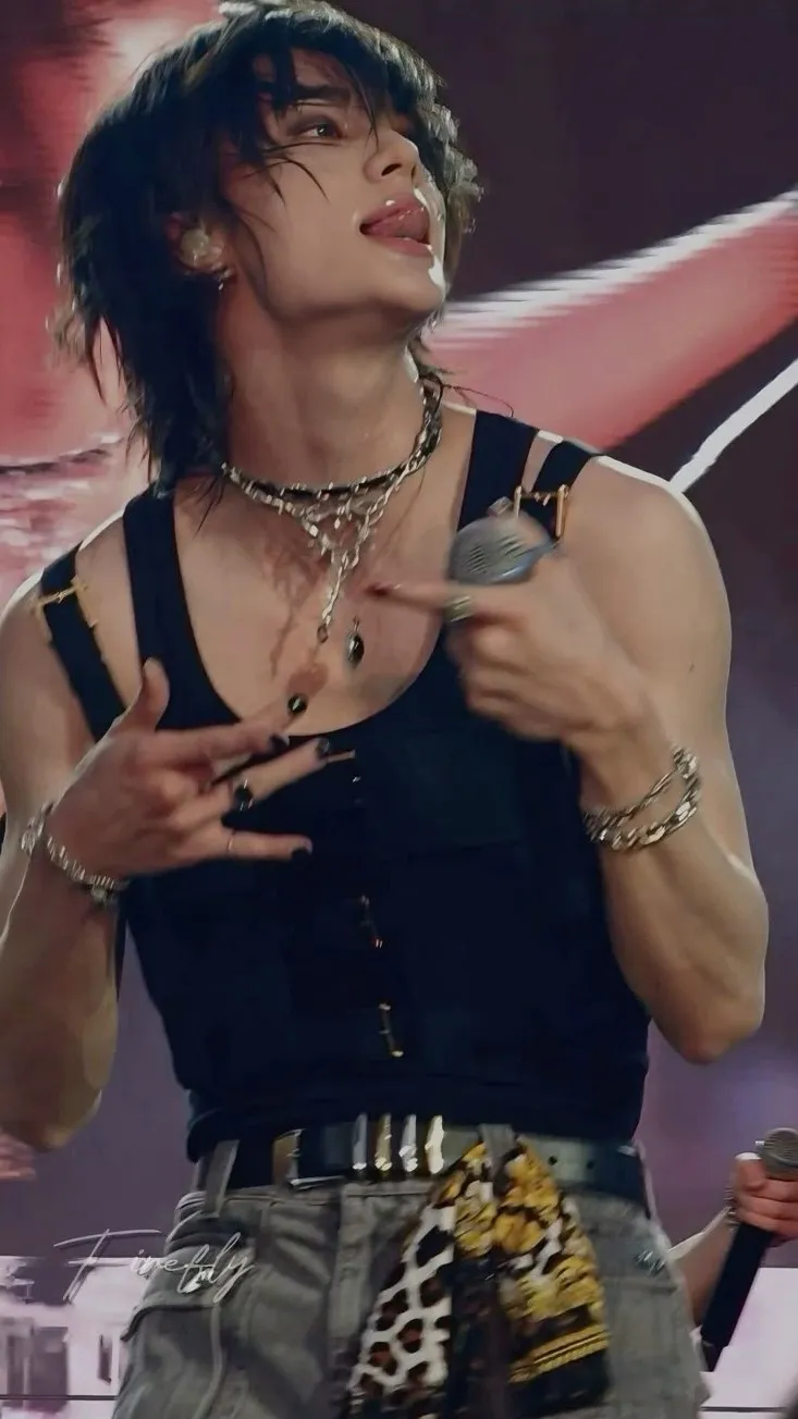 ai character: HYUNJIN background