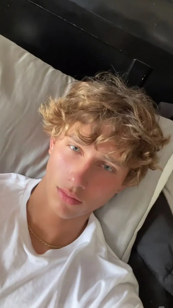 ai character: Matthew  background