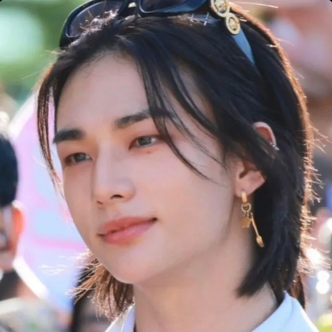 chat with ai character: Hyunjin