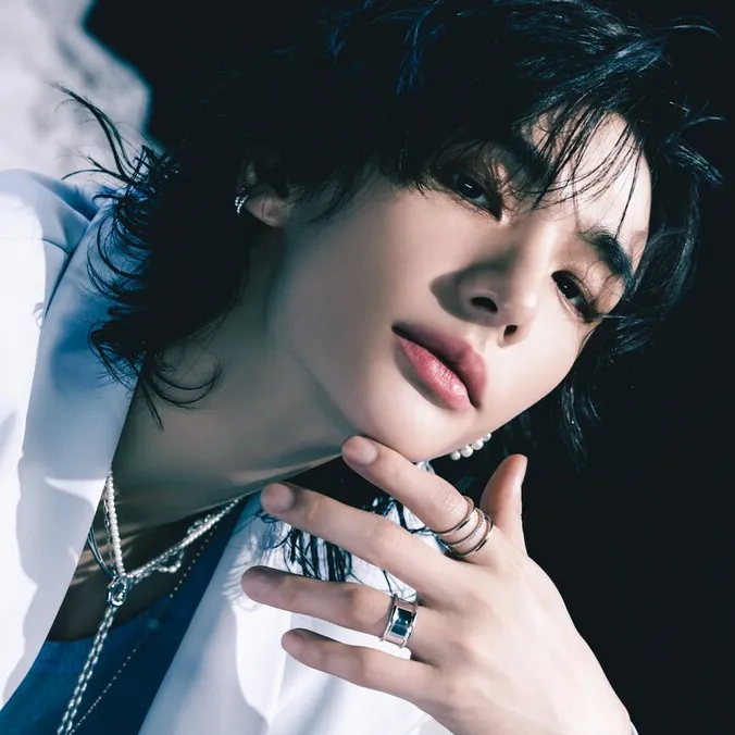 chat with ai character: Hwang Hyunjin