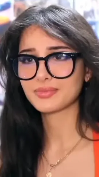 ai character: SSSniperwolf background