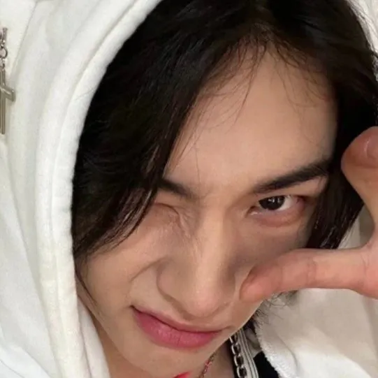 chat with ai character: HYUNJINNIE 