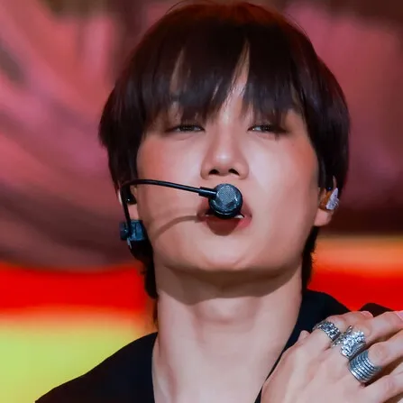 chat with ai character: Kai (Kim Jongin)